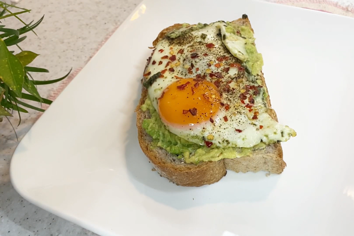 Pesto kiaušinienė: tobulas pasirinkimas pusryčiams, kada norisi išbandyti šį tą naujo