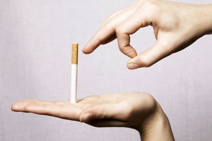 Metant rūkyti psichologė pataria rasti malonių veiklų lūpoms ir pirštams: padėtų net mezgimas