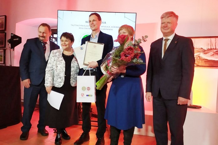 Algirdui Juškevičiui iš Varėnos rajono Žemės ūkio ministerijos apdovanojimas