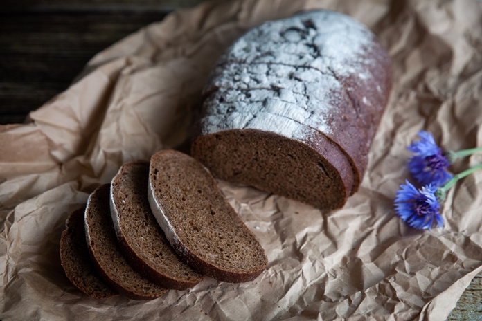 Duonai – garbingiausia Kūčių stalo vieta: etnografė dalijasi duonos valgymo papročiais