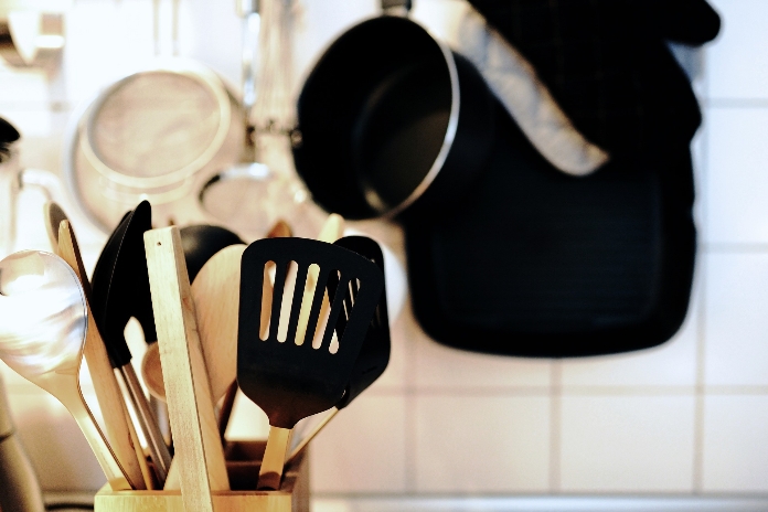 Virtuvė, kurioje viskas „po ranka“: 10 įrankių, kuriuos būtina turėti namuose