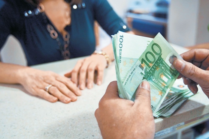 Nepilnametė su moters banko kortele paėmė dvi paskolas už daugiau kaip 4 tūkst. eurų