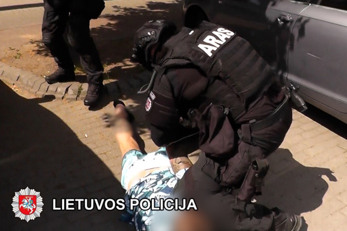 Kriminalistai sulaikė narkotinių medžiagų platinimu Palangoje įtariamus asmenis (VIDEO)