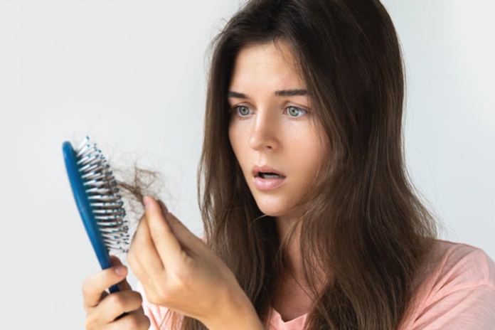 Kiek plaukų prarasti per dieną yra normalu, o kada dėl jų slinkimo reikėtų susirūpinti?