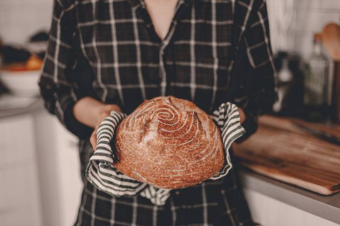 Šv. Agotos dieną švęskite su šviežia namine duona: dietologė išskyrė naudingiausią jos rūšį