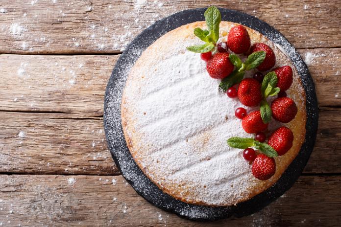 „Rimi“ žvalgykitės šių pigių ingredientų: pasigaminsite purų biskvitinį pyragą per pusvalandį