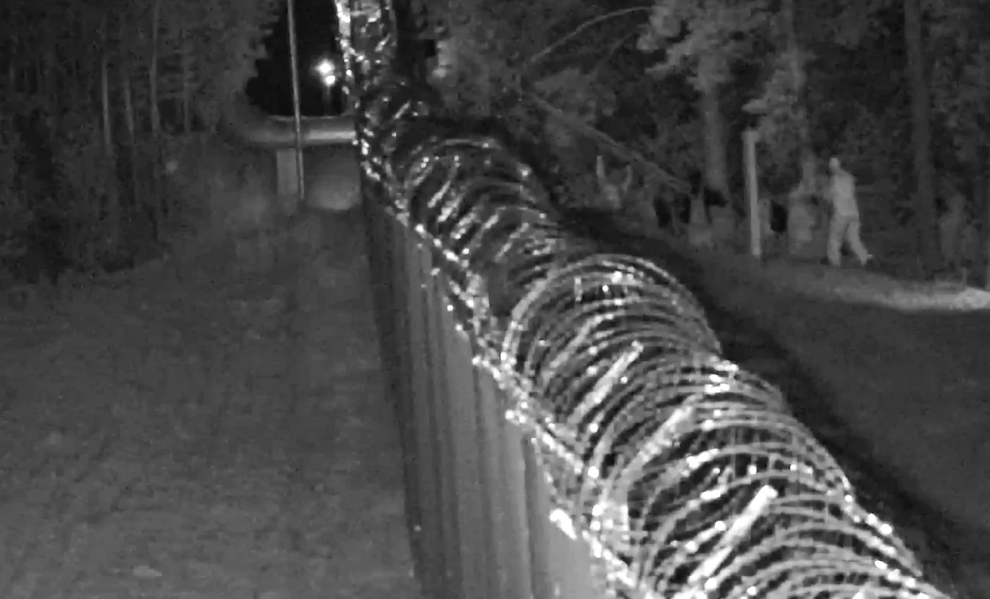 Trečiadienio naktį ties Varėnos ir Lazdijų rajonais į Lietuvą iš Baltarusijos bandė įsibrauti, pirminiais duomenimis, 38 neteisėti migrantai.